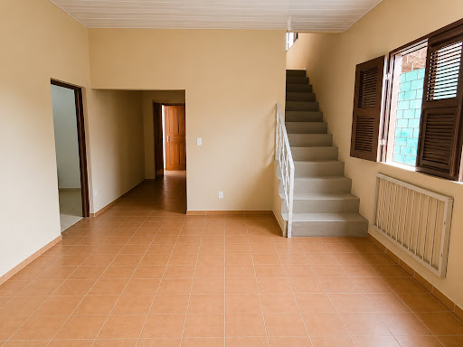 Casa Duplex para Alugar | 4 Quartos | Garagem para 4 Carros | Quintal | Excelente Localização em Fortaleza