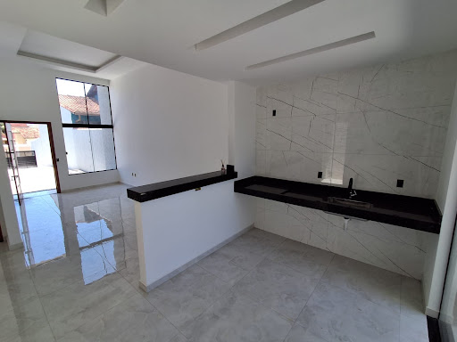 Encante-se com esta excelente oportunidade em Jardim Campomar, Rio das Ostras! Um imóvel pensado para quem busca conforto, praticidade e uma localização estratégica, perfeito para viver com qualidade 