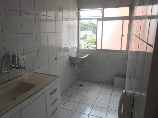 Área de serviço ao fundo