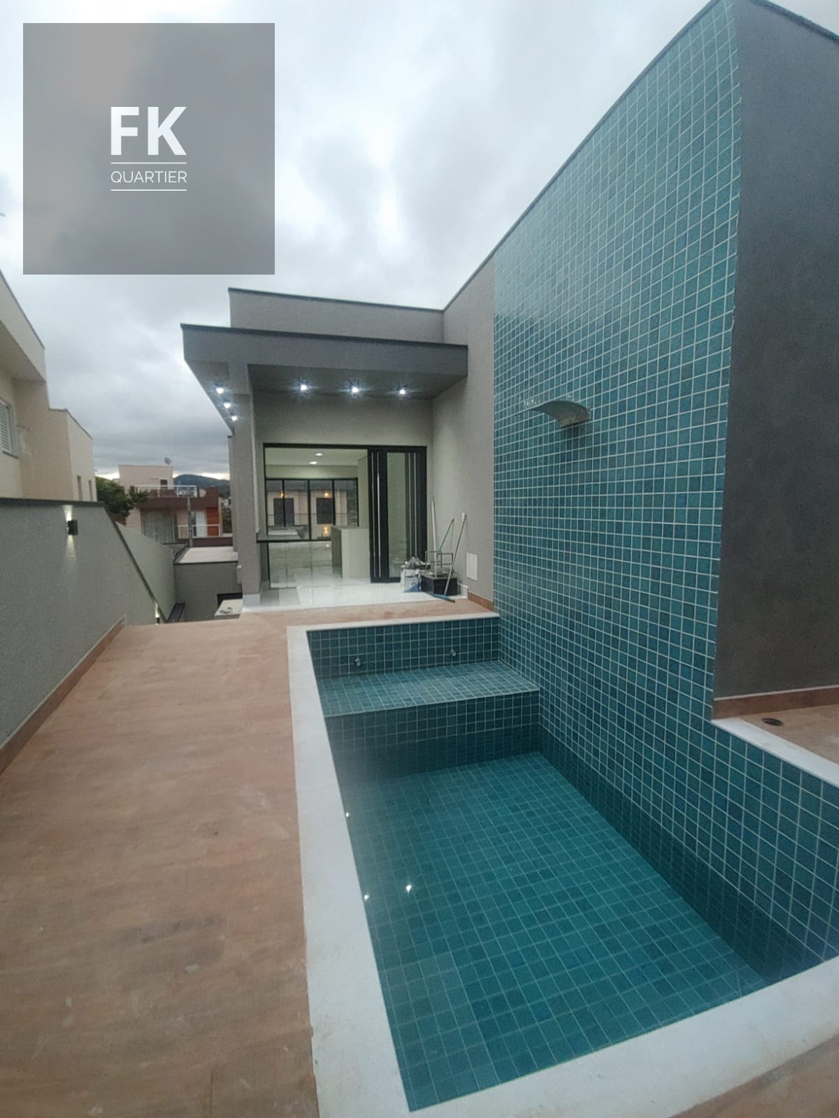 Casa à venda com 3 quartos, 1 suíte, 4 vagas e 188m² no Suru, Santana de Parnaíba (SP) — foto 2 de 8