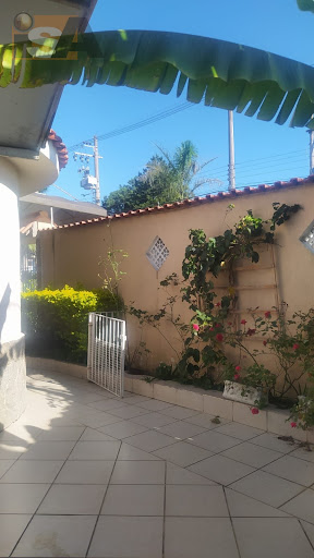Sobrado com 2 quartos, sendo 1 suíte; área gourmet com piscina; e 9 vagas em Suzano/SP.