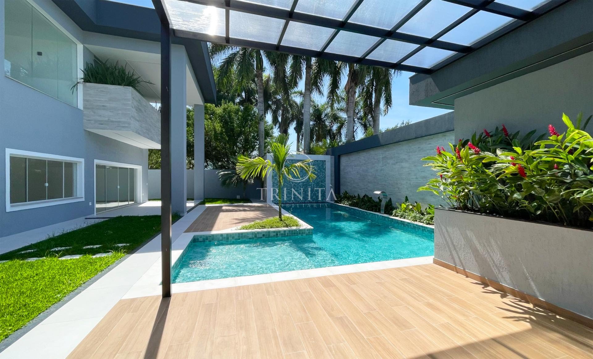 Piscina da casa a venda no condomínio Santa Monica Jardins