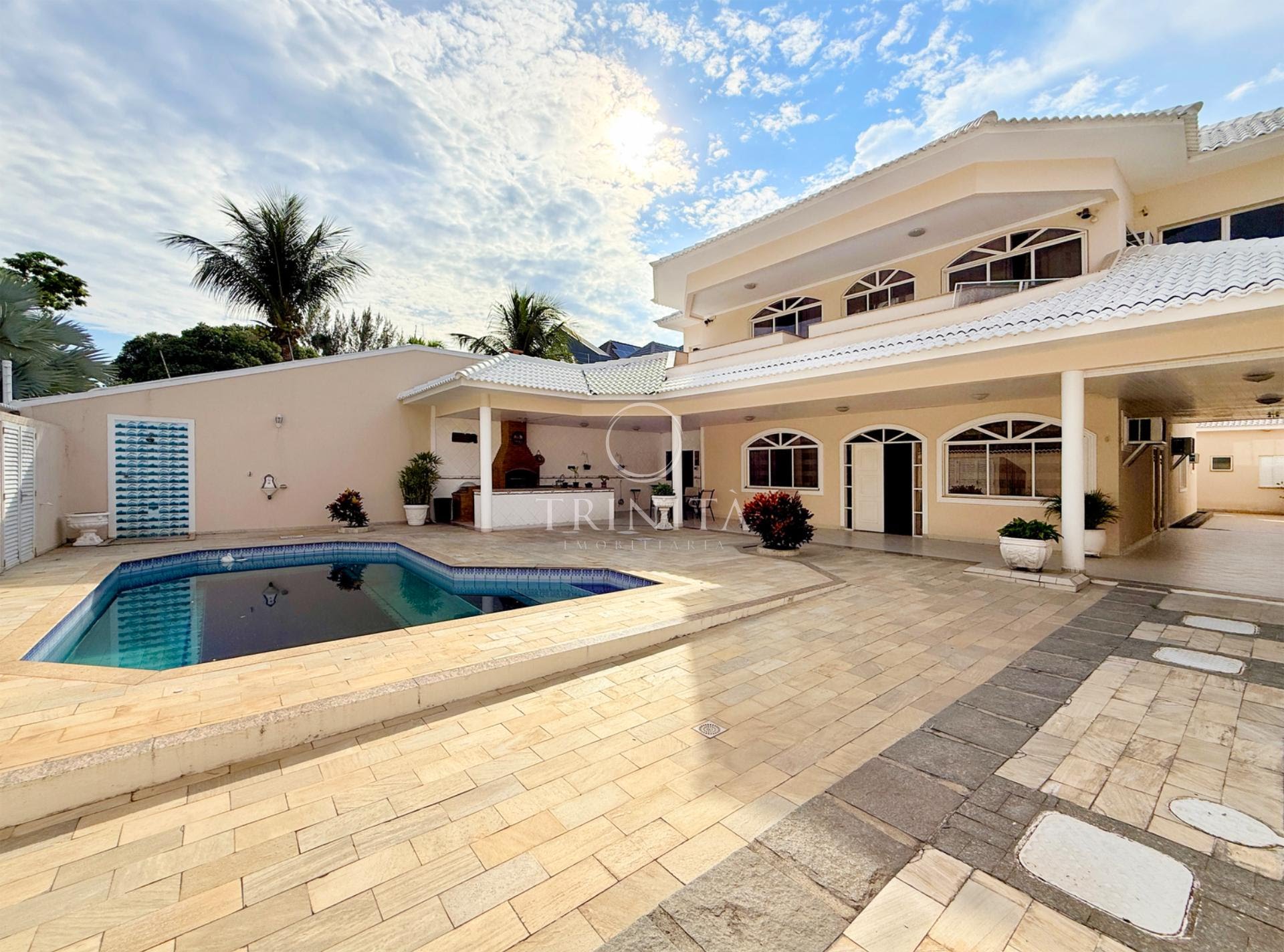 Fachada da casa à venda no Rio Mar