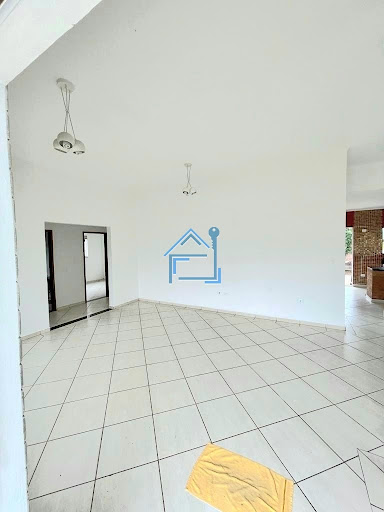Casa térrea com amplo gramado no Resid. Village Ipanema I