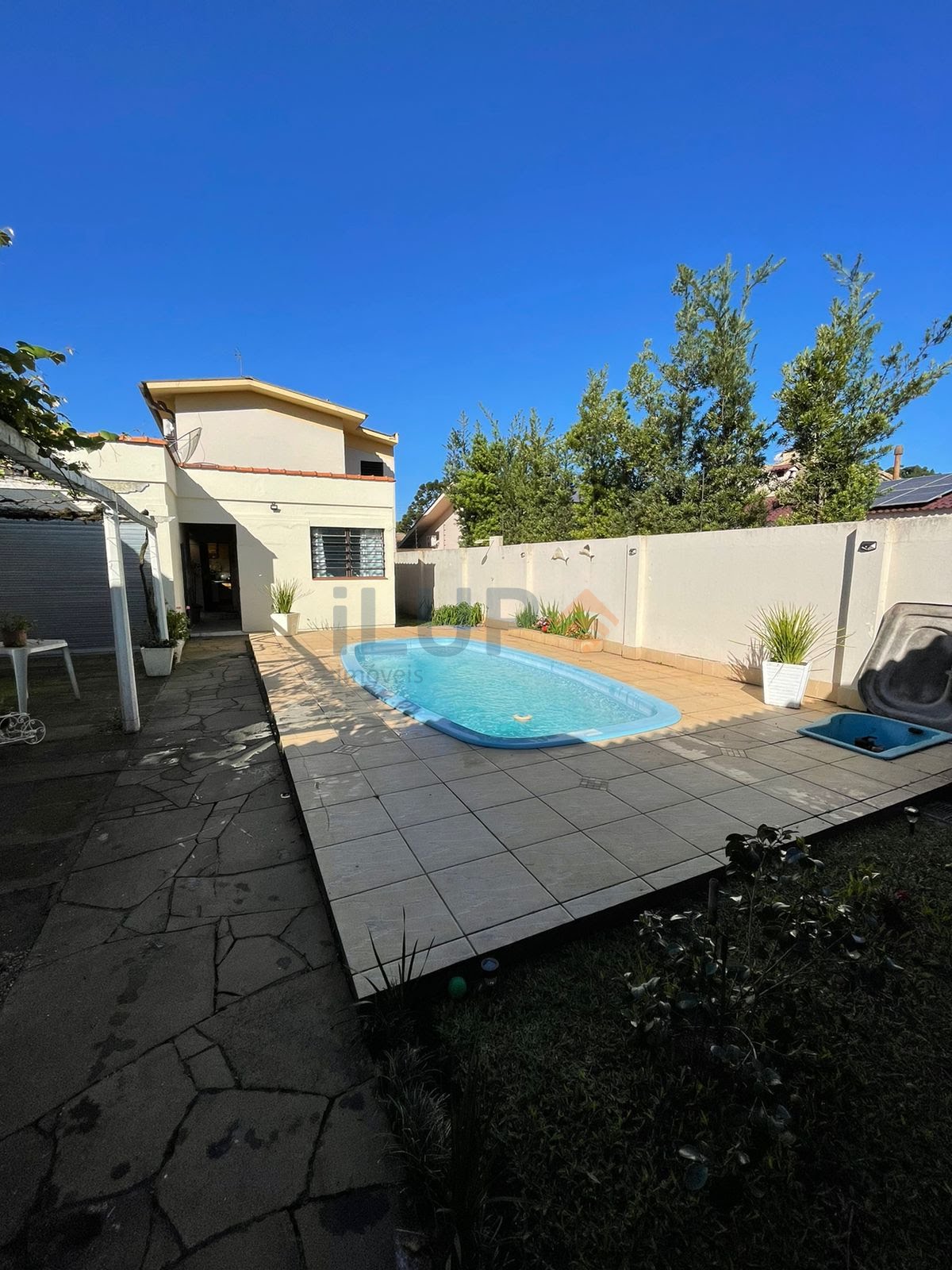 Pátio com piscina