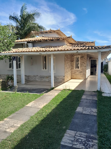 Encante-se com esta excelente casa localizada no Balneário Remanso, em Rio das Ostras, perfeita para quem busca conforto, praticidade e um ótimo espaço para viver bem. Com 125 m² de área útil, o imóve
