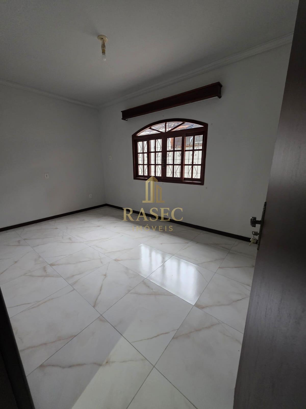 Casa à venda com 3 quartos, 1 suíte, 2 vagas e 250m² no Nações, Balneário Camboriú (SC) — foto 14 de 15