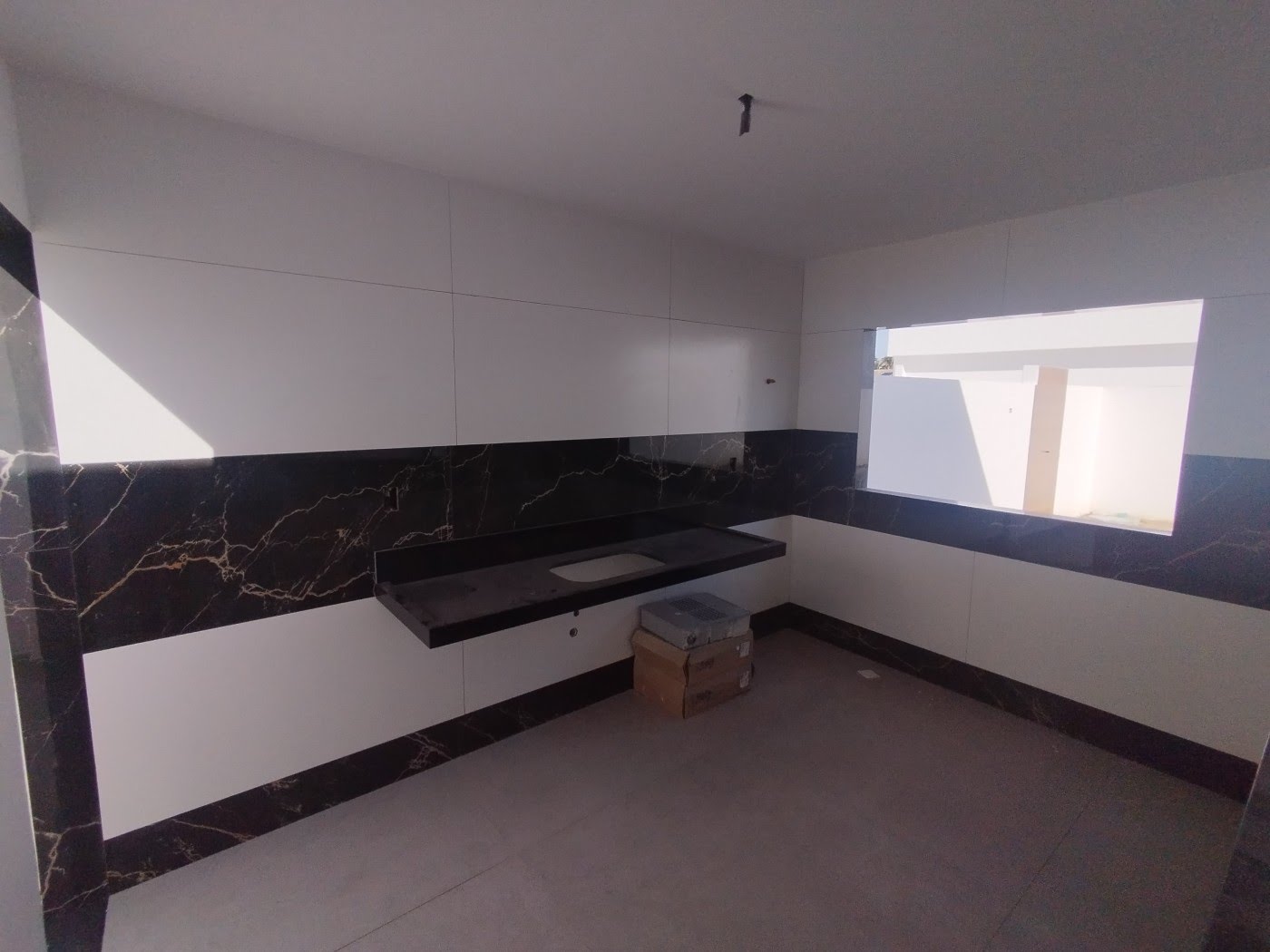 Casa à venda com 3 quartos, 1 suíte, 2 vagas e 200m² no Extensão do Bosque, Rio das Ostras (RJ) — foto 5 de 8