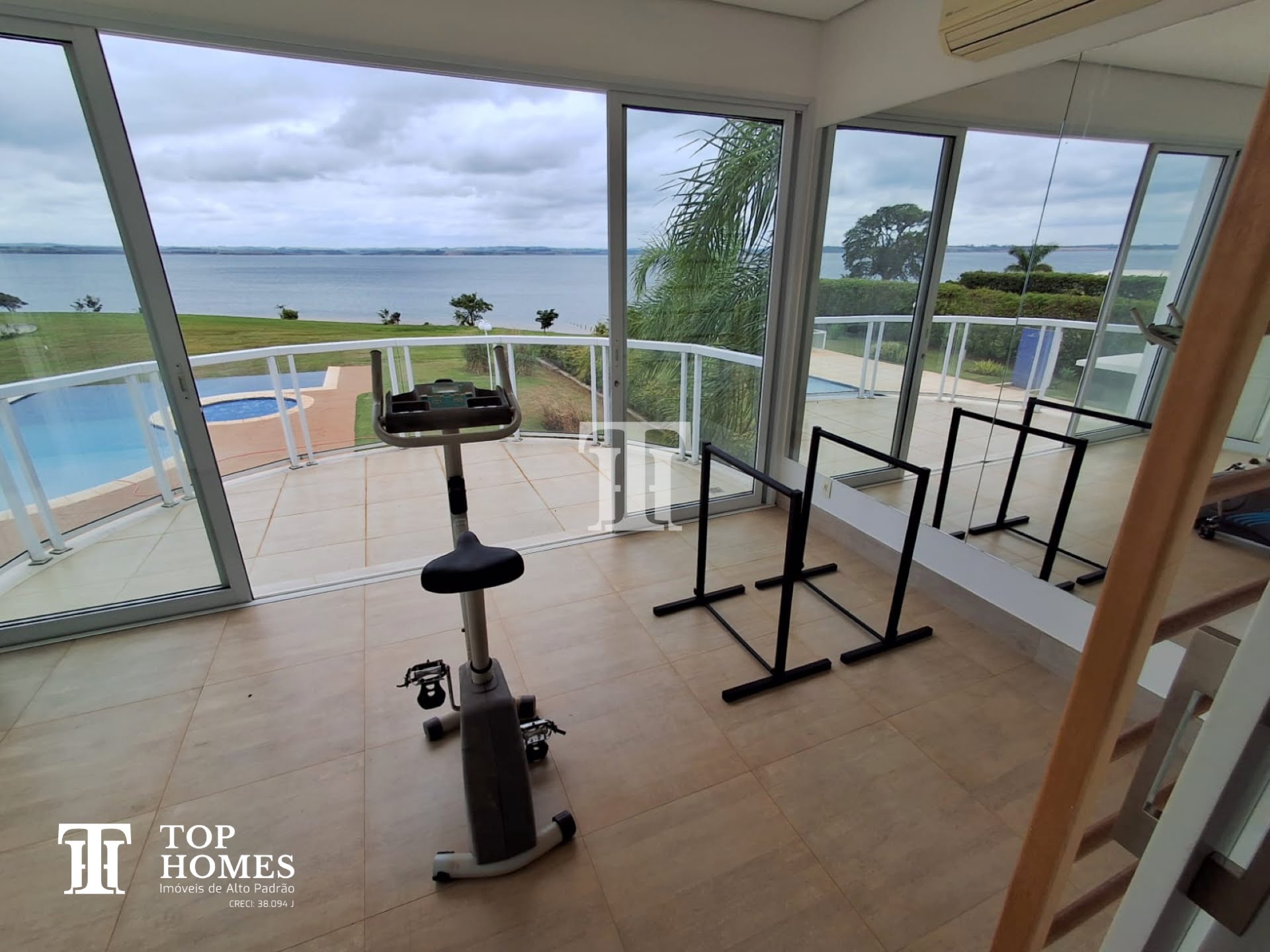 Casa de alto padrão/luxo à venda no condomínio Capitania em Itaí/SP em frente a Represa do Jurumirim