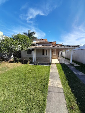 Encante-se com esta excelente casa localizada no Balneário Remanso, em Rio das Ostras, perfeita para quem busca conforto, praticidade e um ótimo espaço para viver bem. Com 125 m² de área útil, o imóve