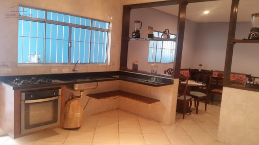 Cozinha com cooktop e forno embutido