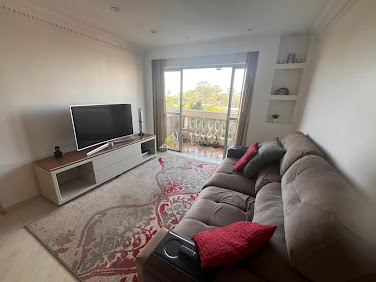 Apartamento no Campo Belo, 3 dormitórios sendo 1 suíte, 2 banheiros, 1 vaga livre, varanda, andar alto, mobiliado e com janelas anti-ruídos, Locação 100m²