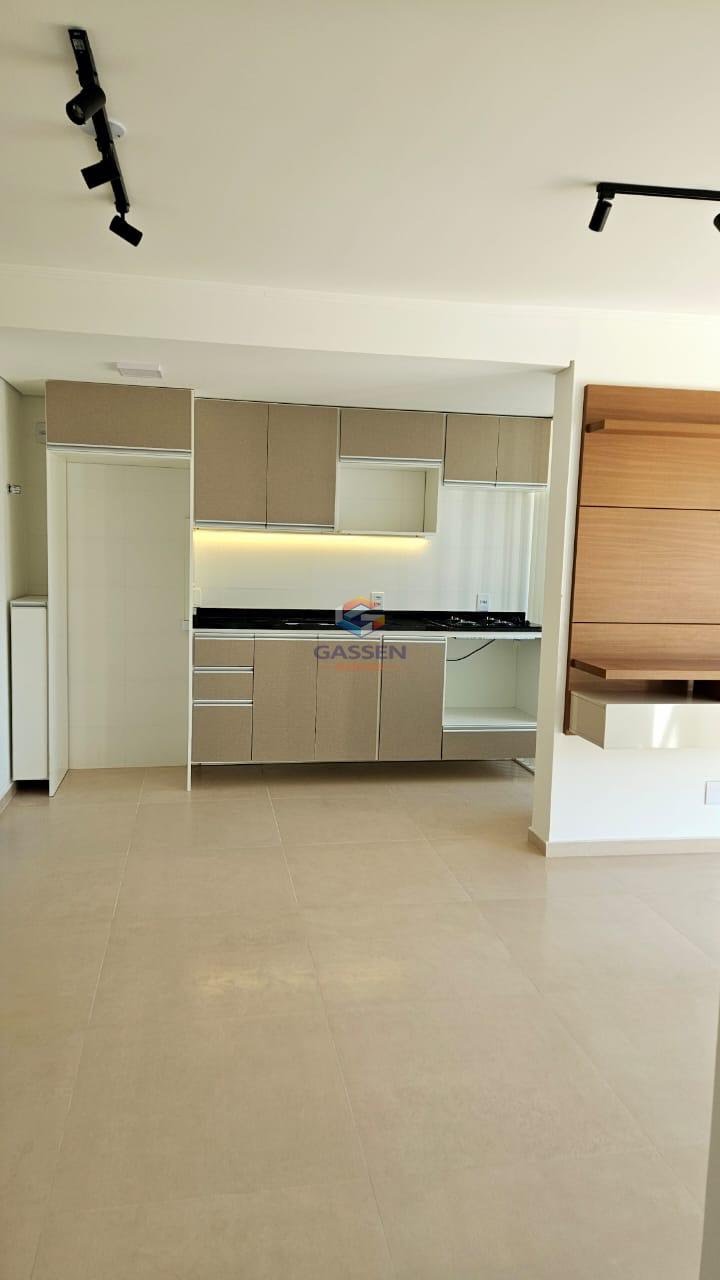 Cozinha integrada à área social do apartamento, com layout funcional para o dia a dia.