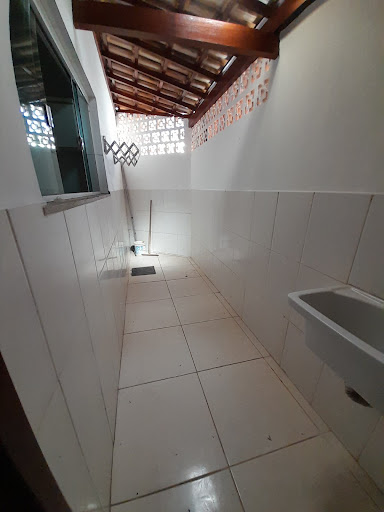 Encante-se com esta excelente casa à venda no Village Rio das Ostras, em Rio das Ostras, perfeita para quem busca conforto, praticidade e um ótimo custo-benefício. Com 87m² de área útil, o imóvel ofer