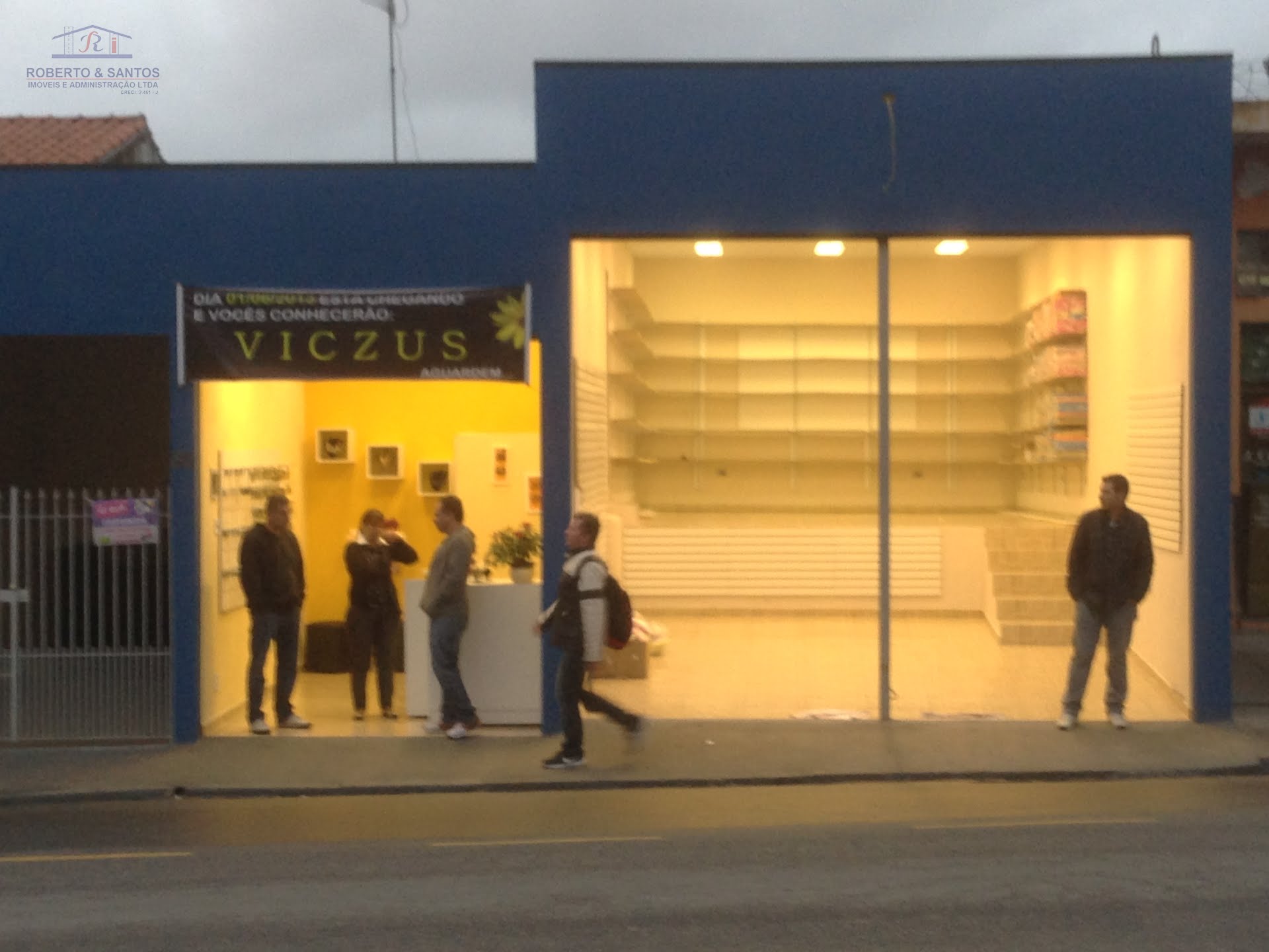Salão comercial na frente