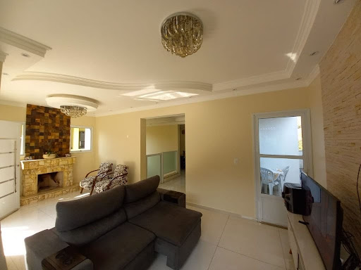 Sala com lareira.