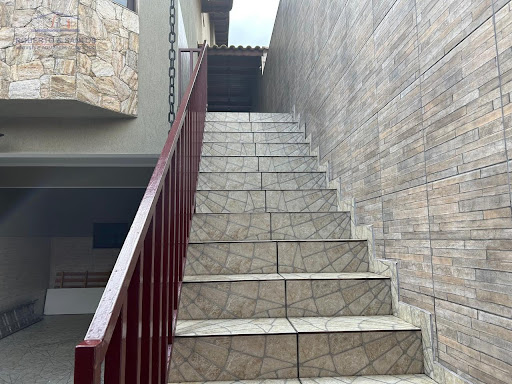 Escadas de acesso a casa