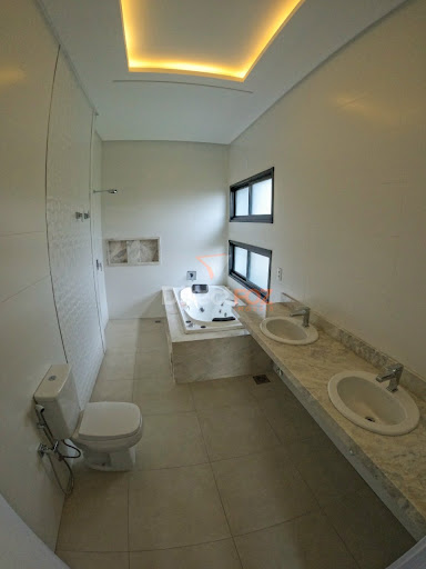 Triplex com elevador a venda no condomínio Porto Madeiro em Foz do Iguaçu. 