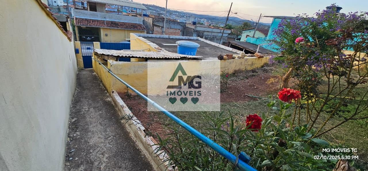 Casa à venda com 3 quartos, 2 banheiros, 2 vagas e 250m² no Jardim das Acácias, Três Corações (MG) — foto 2 de 10