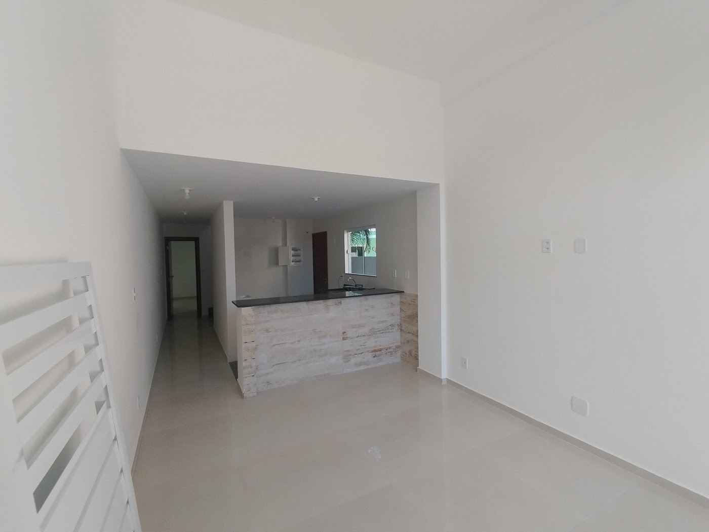 Casa à venda com 3 quartos, 1 suíte, 2 vagas e 224m² no Verdes Mares, Rio das Ostras (RJ) — foto 2 de 8