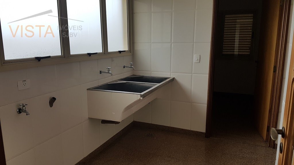Lavanderia com quarto e wc empregada