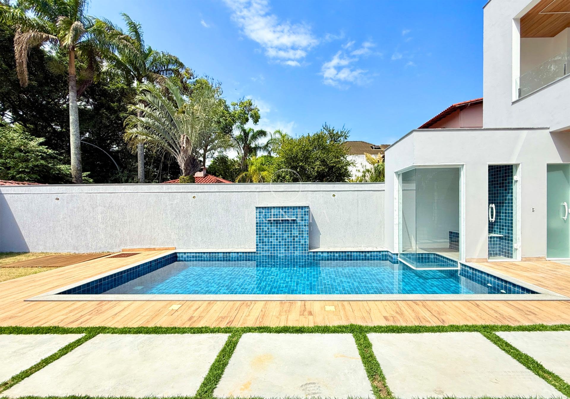 Piscina da casa à venda no condomínio Interlagos de Itaúna
