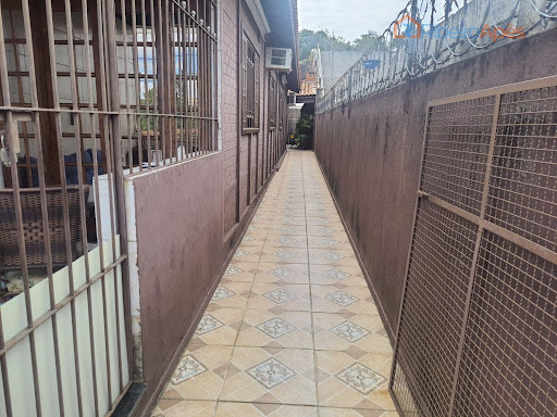 Casa com 4 dormitórios, suíte e quintal com piscina à Venda em Poá