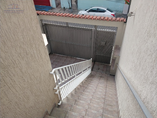 Portão automático e escadas de acesso