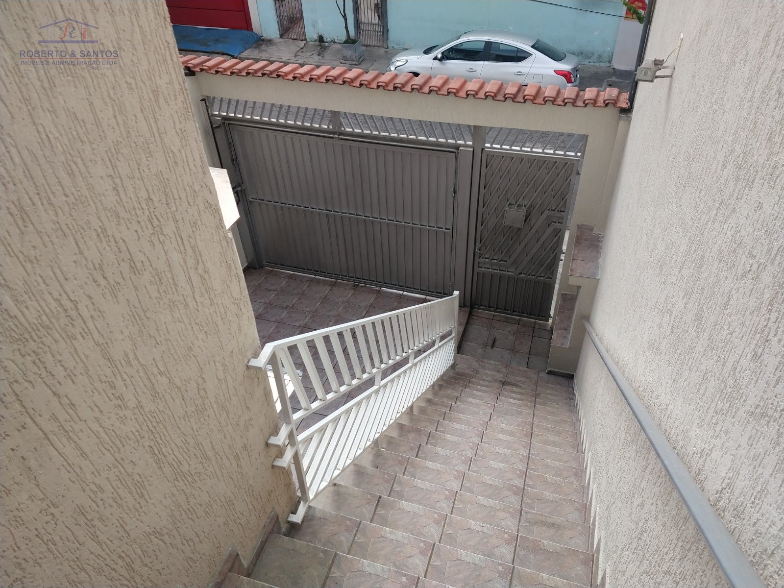Portão automático e escadas de acesso