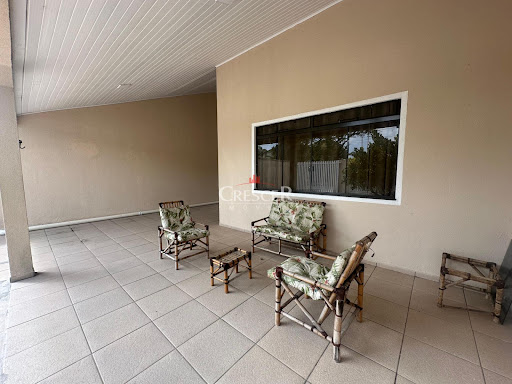 Casa com amplo terraço e 3 quartos em Caiobá