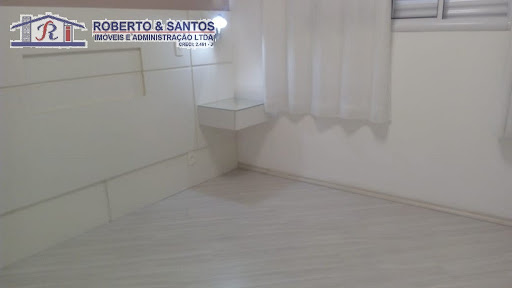 quarto com cabeceira e criado mudo