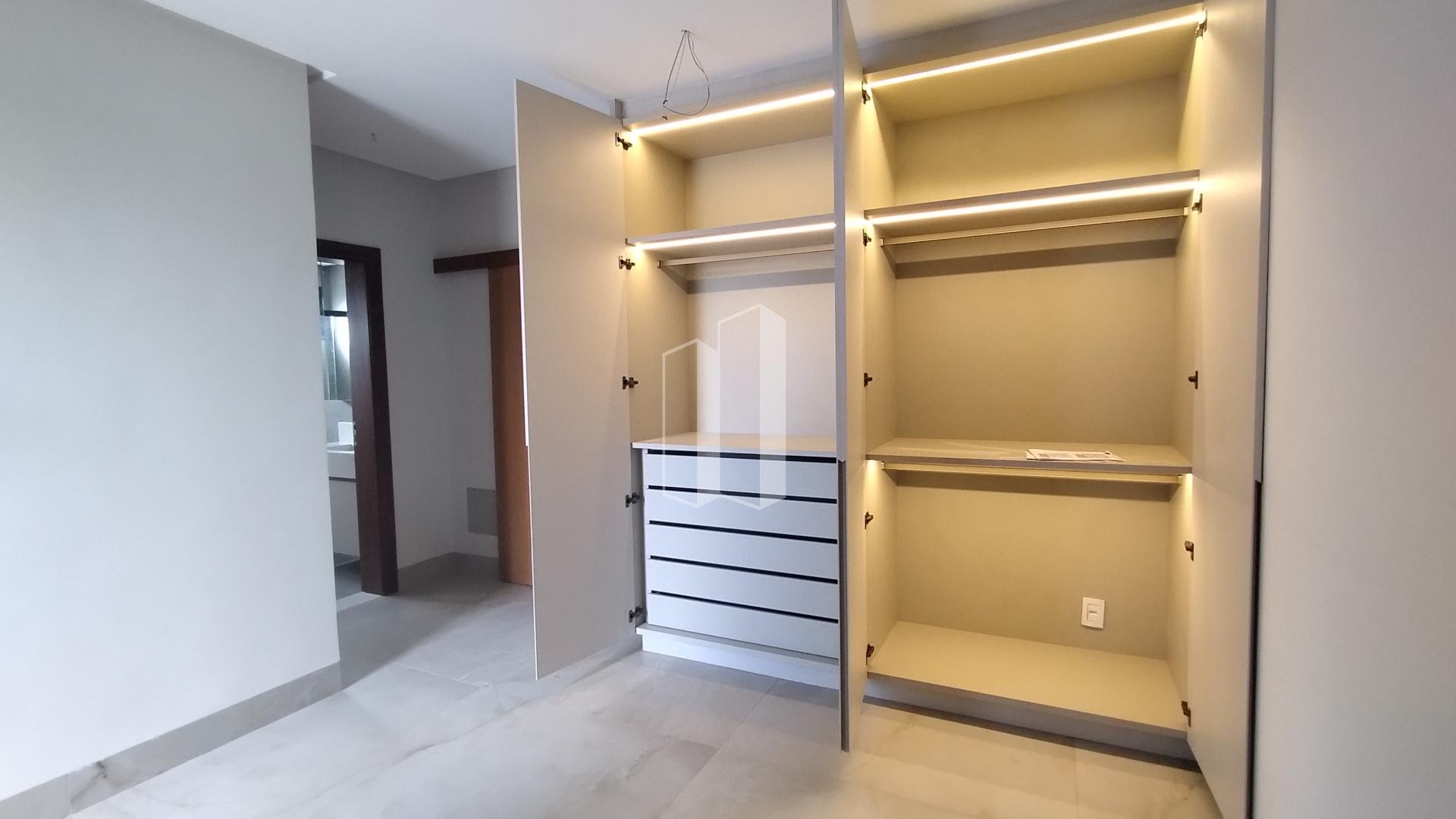 Casa à venda com 5 quartos, 5 suítes, 6 vagas e 470m² no Residencial Alphaville Flamboyant, Goiânia (GO) — foto 14 de 17