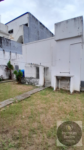 Quintal com banheiro externo, canil e aviário 