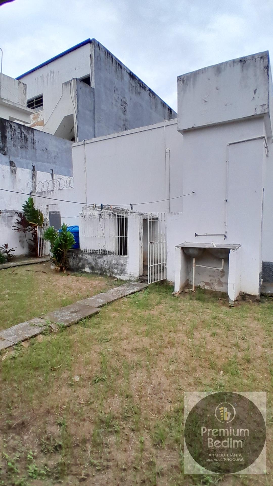 Quintal com banheiro externo, canil e aviário 
