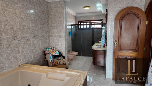 Amplo banheiro suíte com hidromassagem