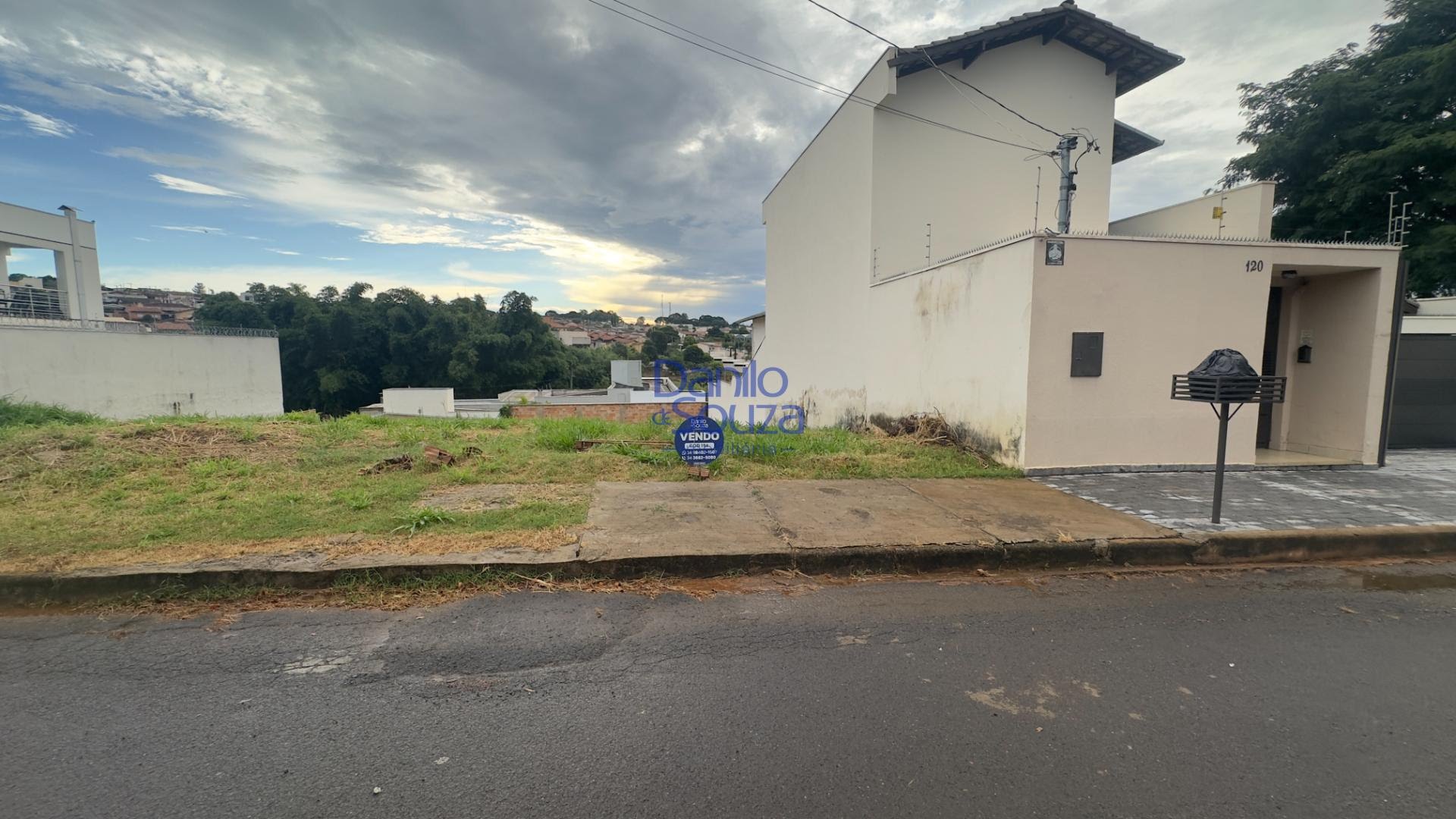 Terreno à venda com 360m² de terreno no Jardim Cecília, Araxá (MG) — foto 2 de 3
