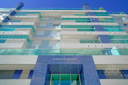 Apartamento 02 dormitórios parcialmente mobiliado em Caiobá