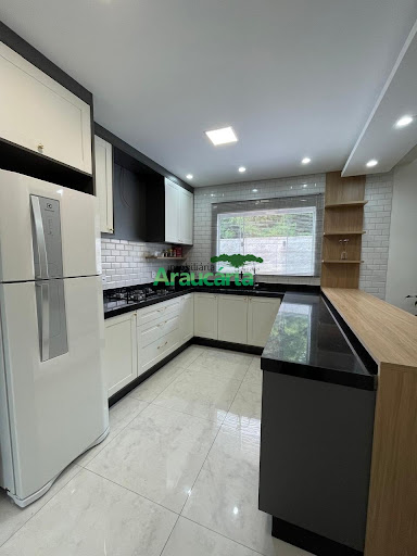 Cozinha com móveis sob medida