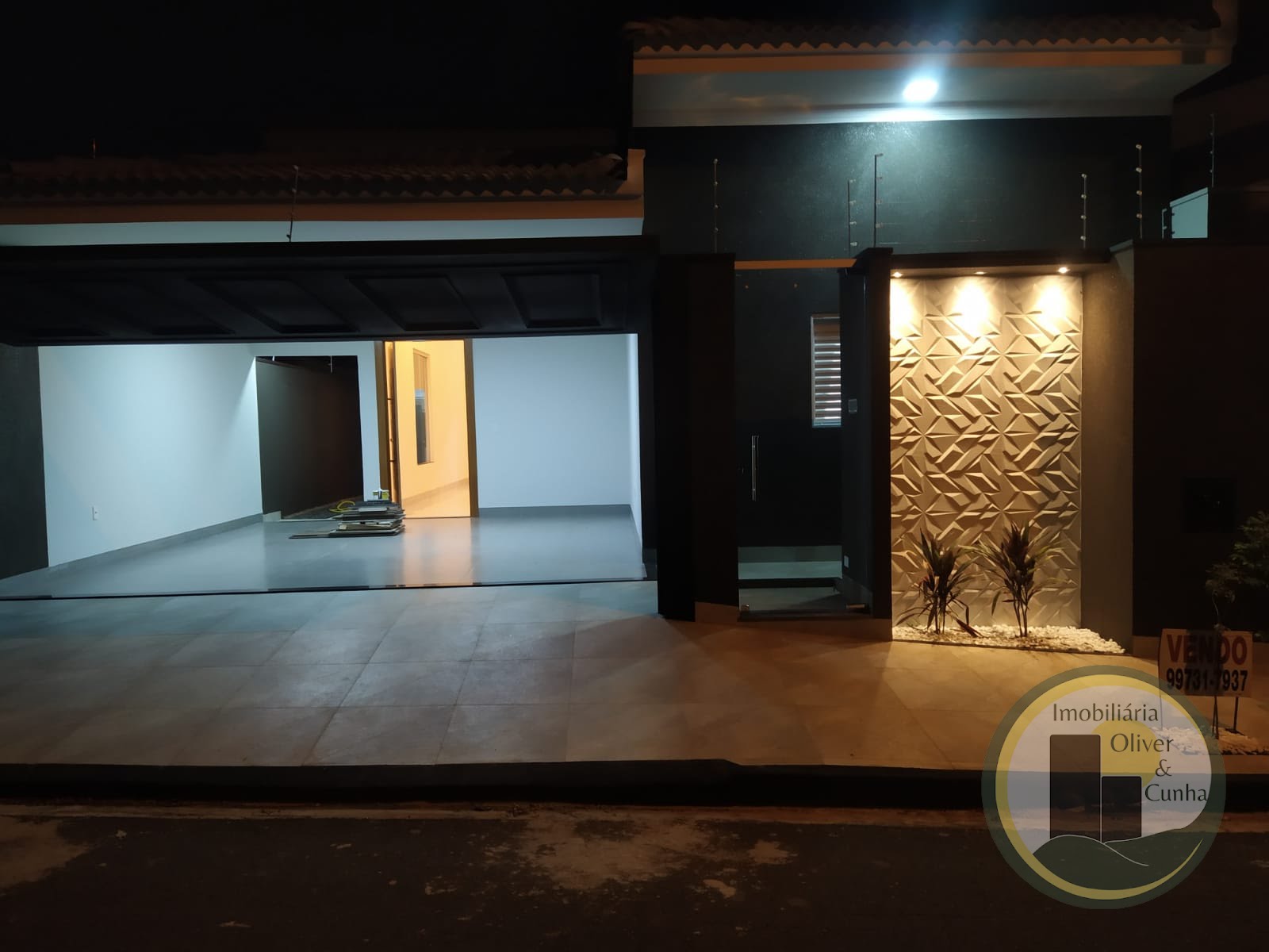 Frente - Garagem Fechada - Noite - 02