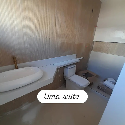 Encante-se com esta excelente casa localizada em Ouro Verde, em Rio das Ostras, perfeita para quem busca conforto, praticidade e uma ótima oportunidade de investimento. Com ambientes bem distribuídos 