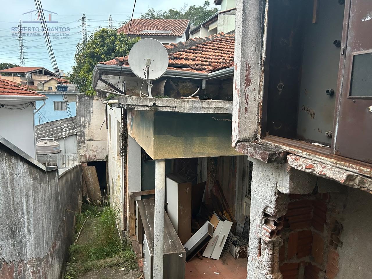Vista interna com casa deteriorada