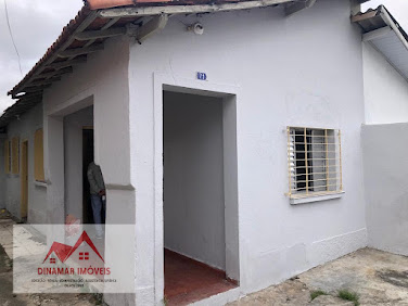 Casa térrea independente para alugar com 2 quartos e 2 vagas por R$1.800,00