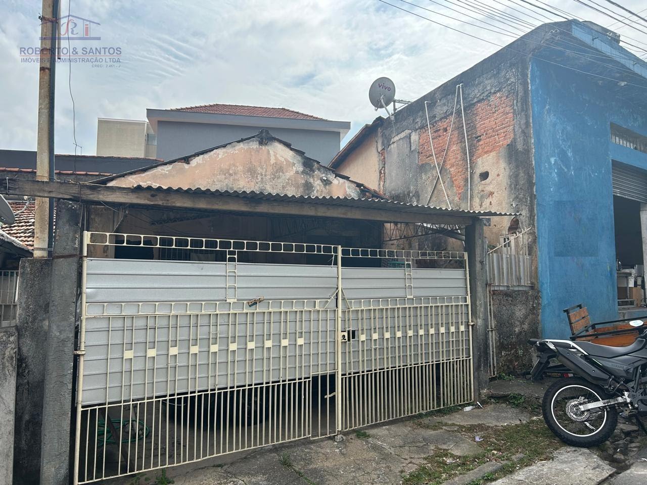 Casa térrea a esquerda