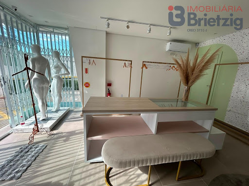 Sala comercial para locação no bairro Saguaçú, por R$3.000 + taxas/mensal! 