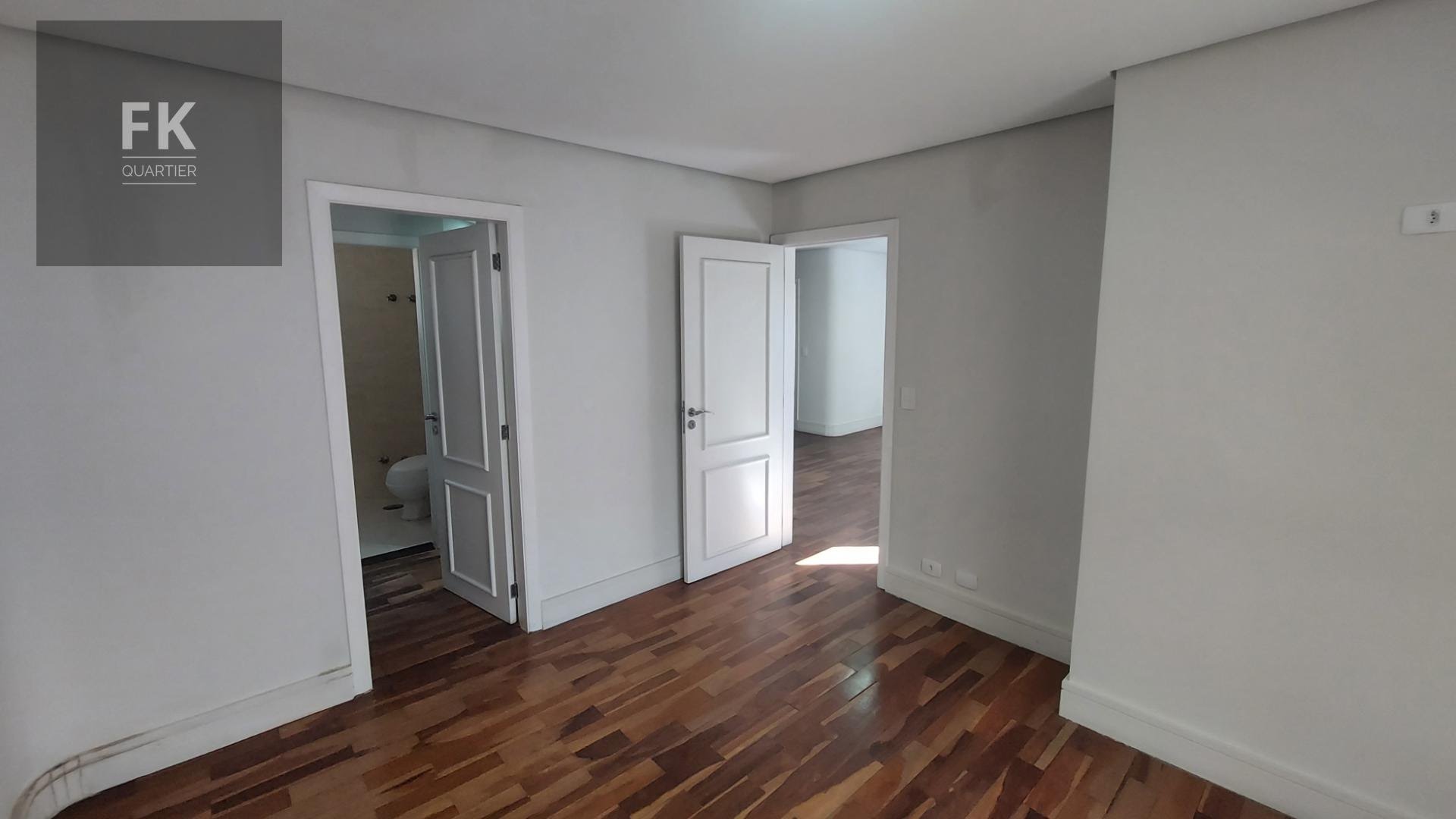 Casa à venda com 5 quartos, 4 suítes, 4 vagas e 250m² no Alphaville Residencial Dois, Barueri (SP) — foto 23 de 30
