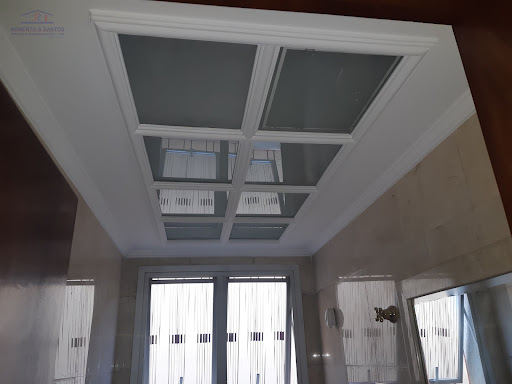 Teto lavabo com vitral 