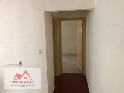 Casa térrea independente para alugar com 2 quartos e 2 vagas por R$1.800,00