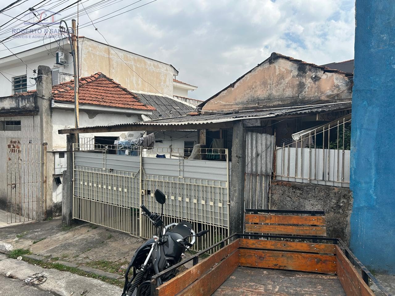 Vista da frente da casa terrea a esquerda