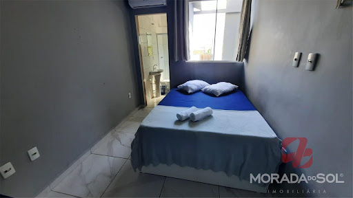 Quarto com cama e banheiro privativo