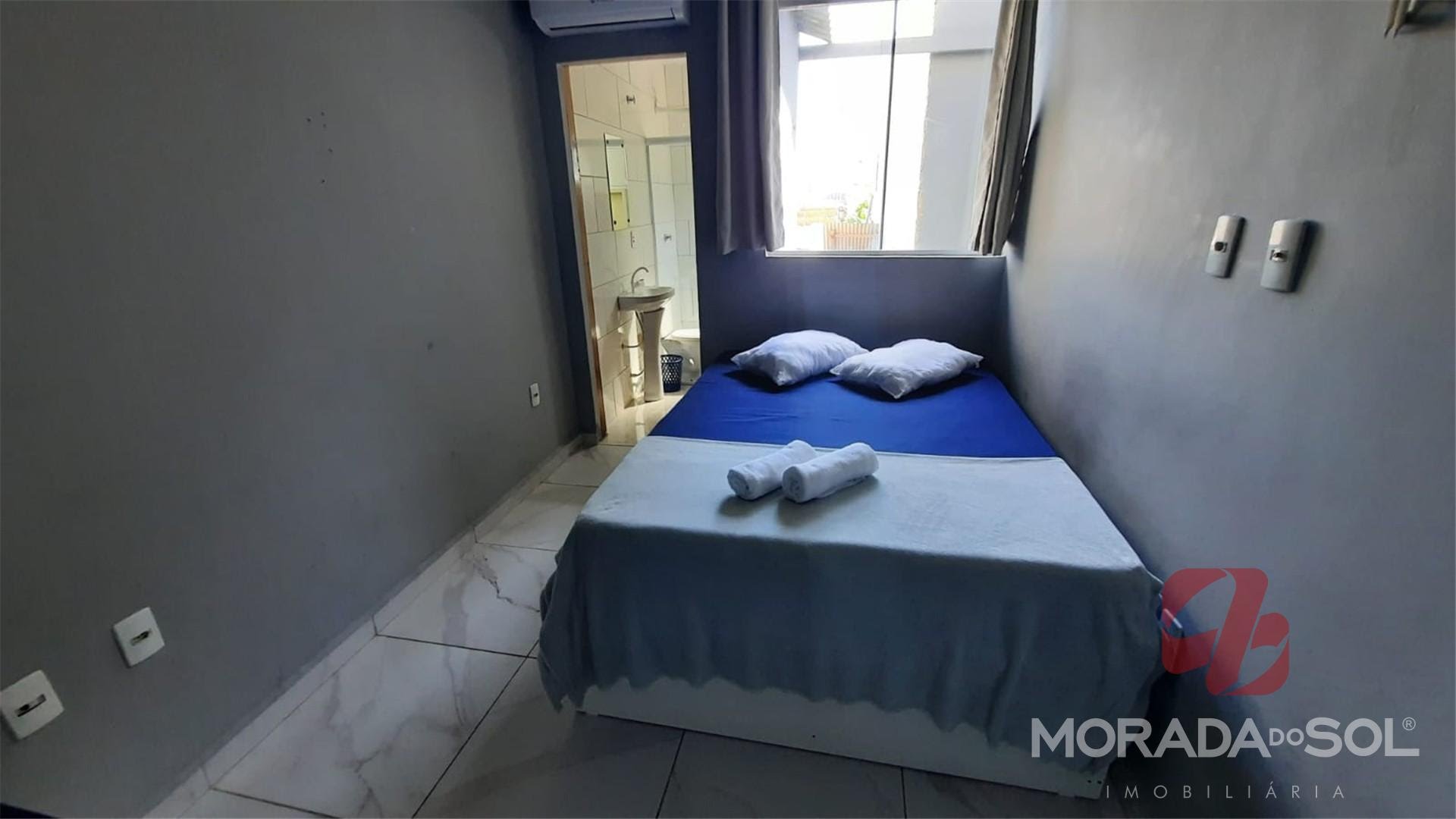 Quarto com cama e banheiro privativo